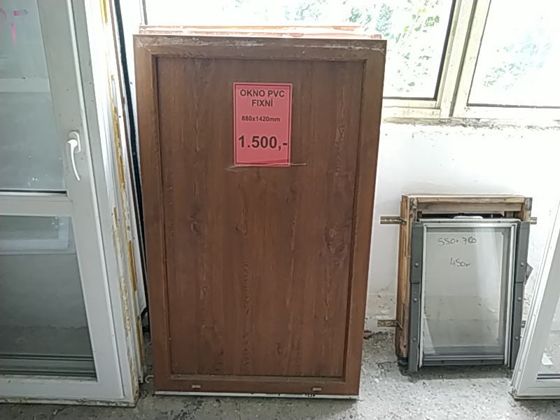 Okno PVC 880*1420mm zlatý dub